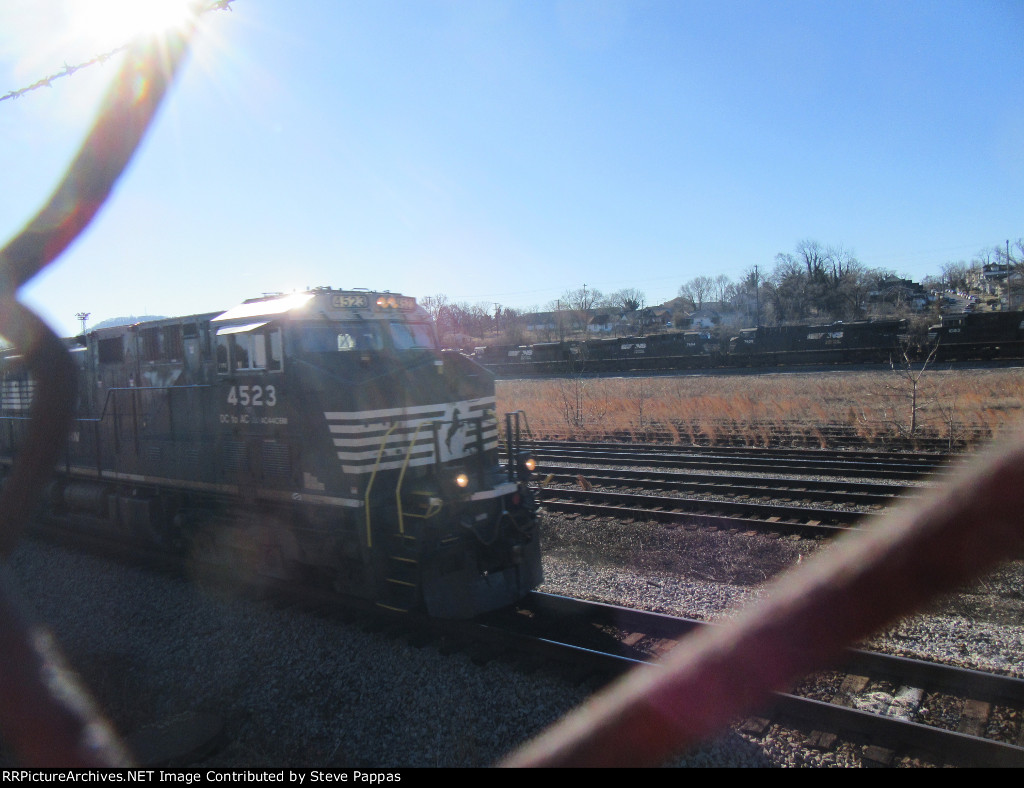 NS 4523 leading a train through Roanoke Yard 